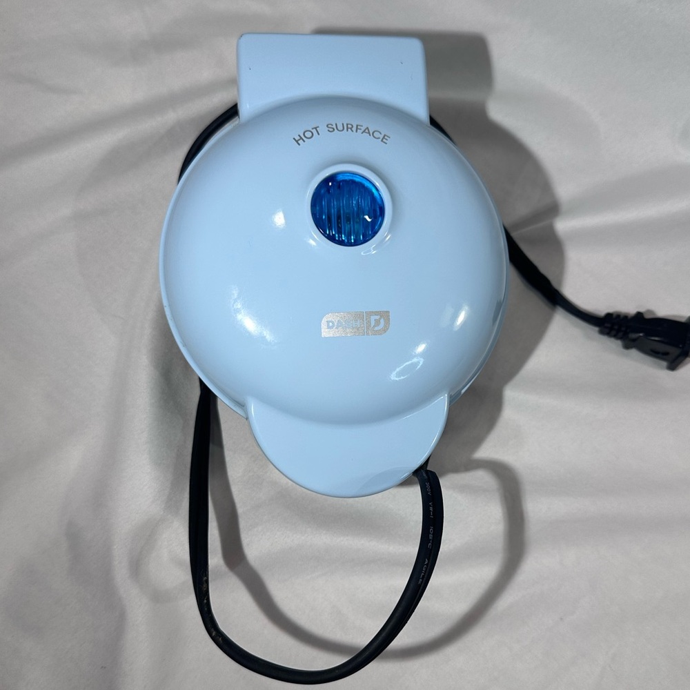 DASH Tiny Light Blue Electric Waffle Maker 5 Inch Diameter Non-Stick